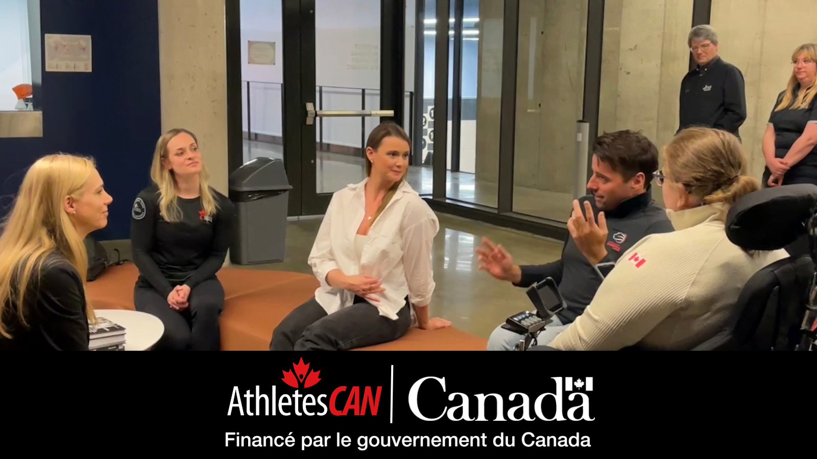 La ministre des Sports Pascale St-Onge et Erin Willson, Présidente d'AthlètesCAN avec athlètes des équipes nationales Ci-dessous : Logos d'AthlètesCAN et du Canada avec le reconnaissance « Financé par le gouvernement du Canada. »