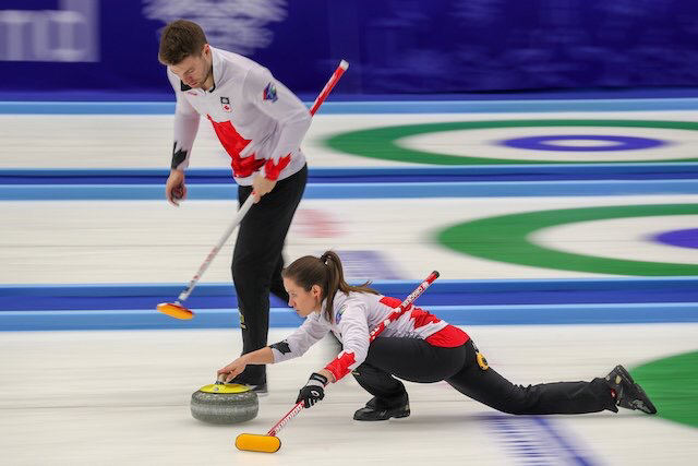 Team Canada’s Laura Crocker and Kirk Muyres compete at the 2018 World Mixed Doubles Curling Championship (World Curling/Richard Gray)