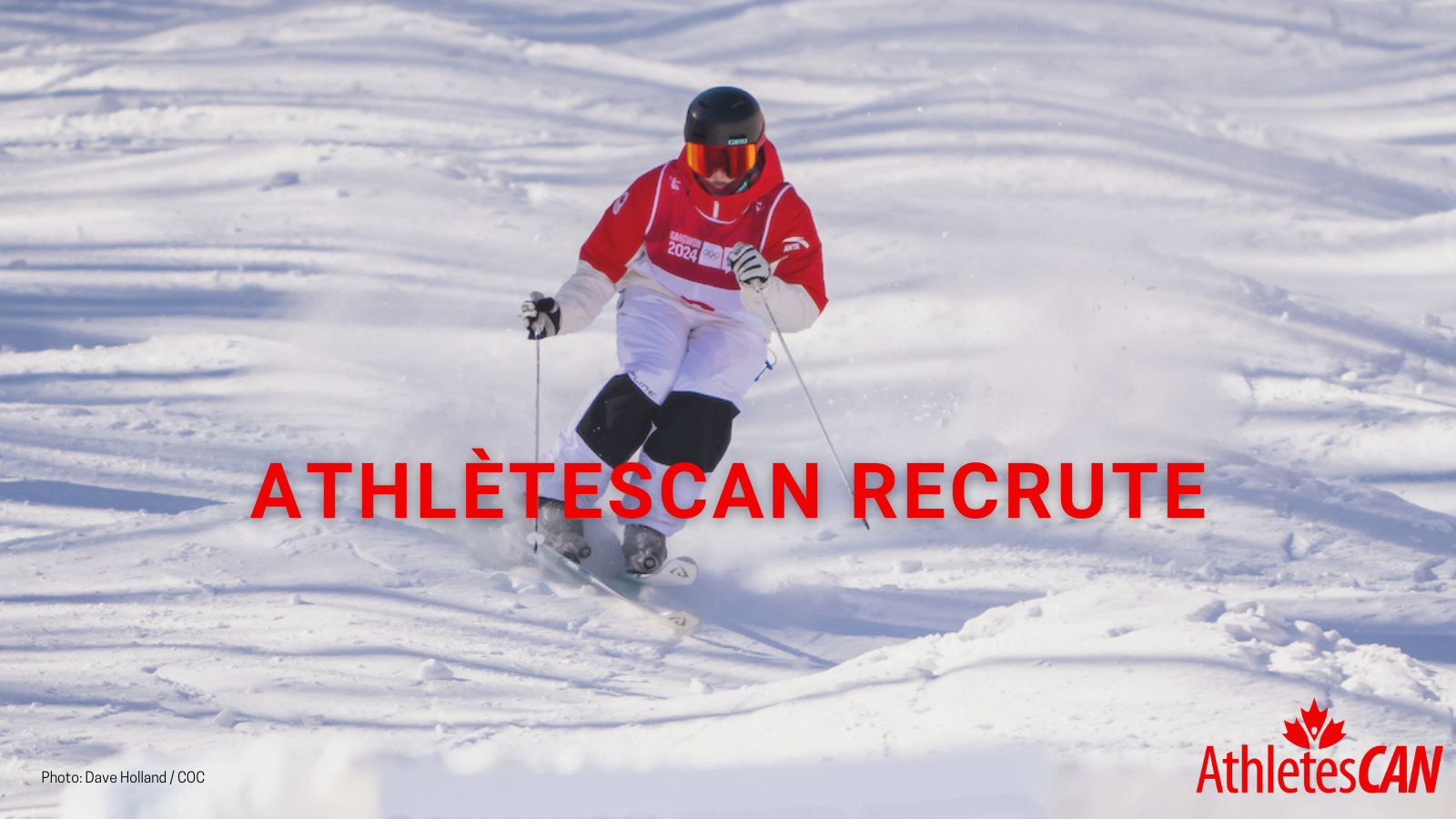 Citrine Boychuk du Canada participe à l'épreuve de bosses en parallèle mixte lors des Jeux olympiques de la jeunesse d'hiver de Gangwon 2024. La texte "AthlètesCAN Recrute" est écris au dessus de la photo.
